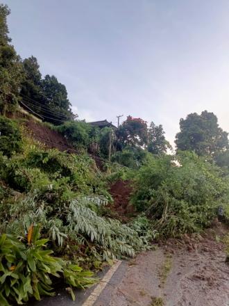 PEMBERSIHAN AREA JALAN YANG TERKENA LONGSOR 